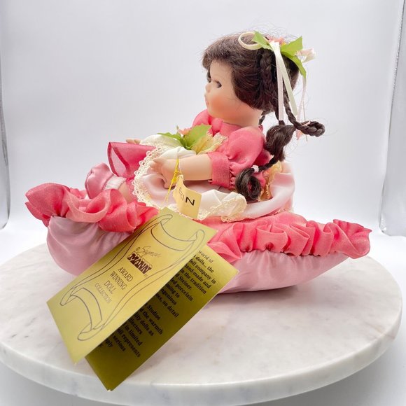 Seymour Mann Doll Connoiseur Collection Musical Erin Porcelain Plays "Aura Lee" - Picture 10 of 16